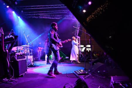 Temperamentna Tanja Žagar je razgrela kamniško publiko za najdaljšo noč v letu in silvestrovanje v centru Pravljičnega Kamnika (33)